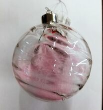 Vánoční ozdoba - průhledná koule s peříčky ø 10 cm, Colmore